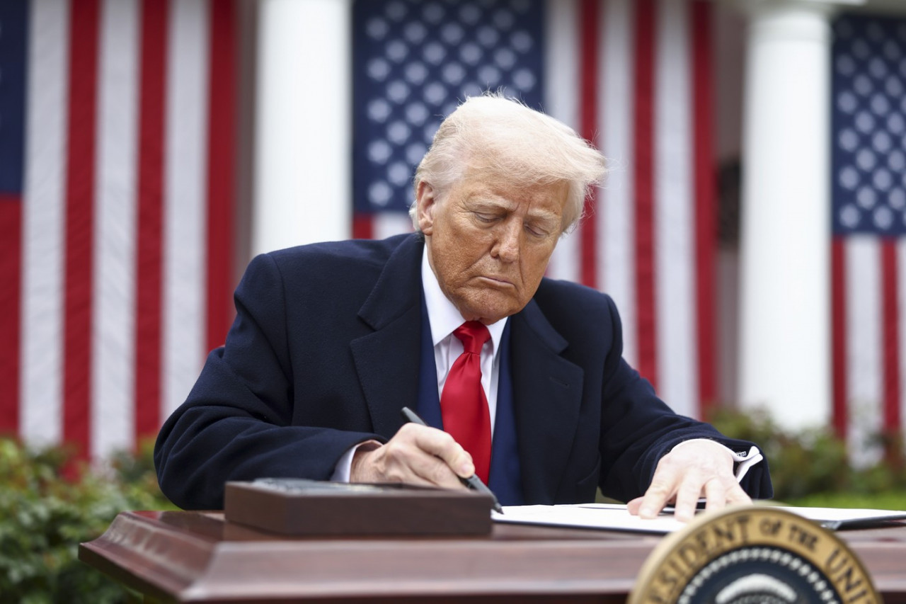Доналд Трамп гестикулира додека зборува за контроверзната фотографија